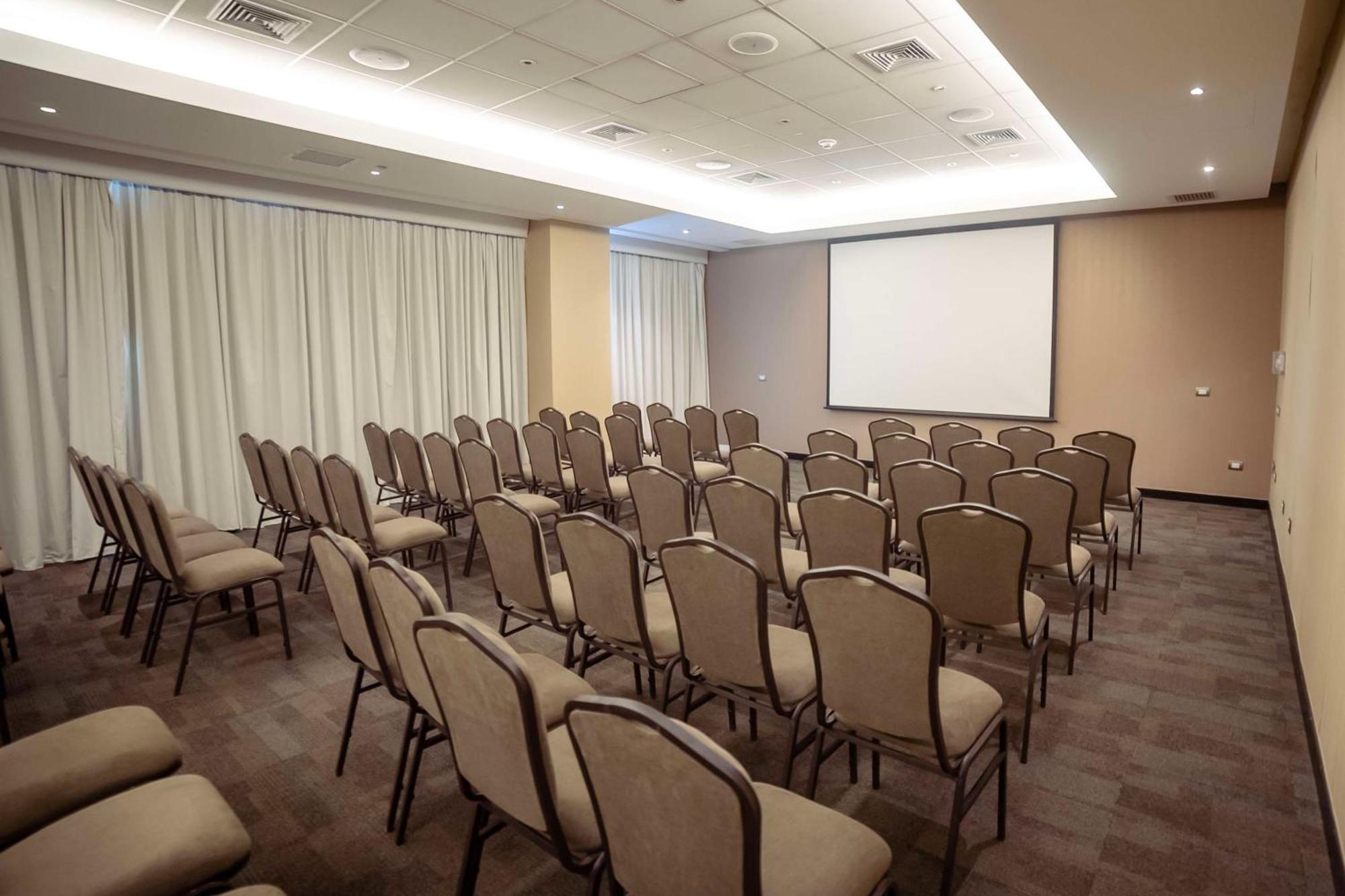 Doubletree By Hilton Trujillo Hotel Exterior photo