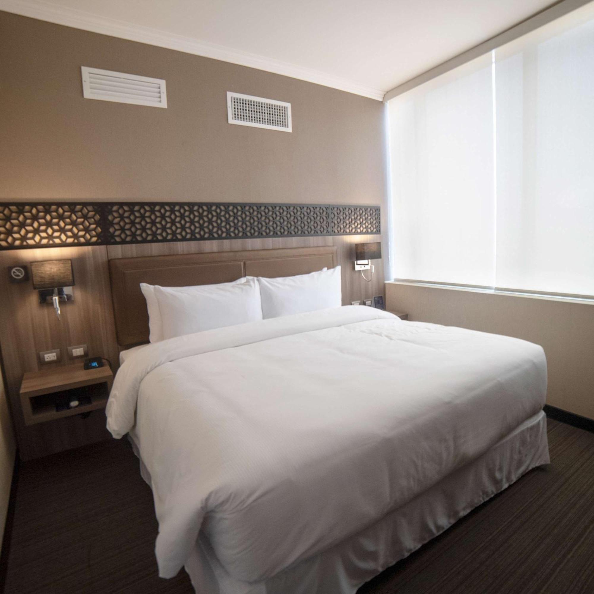 Doubletree By Hilton Trujillo Hotel Exterior photo